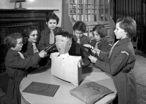 Royal Victoria School for the Blind Brownie paketinin üyeleri birlikte çalışıyor, Newcastle upon Tyne, Birleşik Krallık, Ocak 1962 (bw fotoğraf)